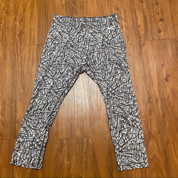 Nike Black and White Patterned Leggings - Picture 2 of 7